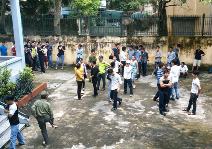 Xuất thân từ "nghề" trộm cắp vặt, từng có nhiều tiền án, tiền sự, tuy nhiên, mỗi lần ra tù, Tuấn lại có thêm những "chiêu" làm ăn mới. Trong ảnh: Rất đông người dân có mặt tại tòa theo dõi xét xử Tuấn "thần đèn" năm 2014 (ảnh: Người Lao động)