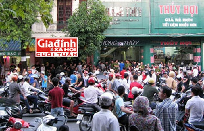 Thời điểm đó, Công an tỉnh Thanh Hóa đã lập chuyên án phối hợp với các đơn vị nghiệp vụ của Bộ Công an điều tra, làm rõ các hành vi phạm tội của Tuấn “thần đèn” và đồng bọn. Trong ảnh: Rất nhiều người dân Thanh Hoá đã có mặt trong buổi công an khám xét nhà Tuấn “thần đèn”. (ảnh: Gia đình Xã hội)