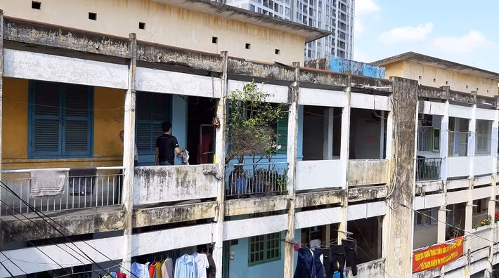 UBND TP HCM vừa chấp thuận chủ trương cho UBND quận 4 sử dụng 367 căn hộ tại chung cư Vĩnh Lộc B (huyện Bình Chánh), để lập phương án tạm cư cho hơn 600 hộ dân tại chung cư Trúc Giang và chung cư Khánh Hội. Trường hợp người dân không đồng ý tạm cư, quận sẽ ứng ngân sách để chi cho người dân tự lo nơi ở tạm.