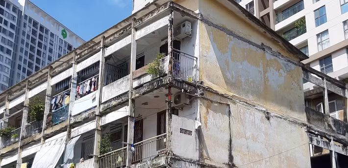 Đây là chung cư được xây dựng trước năm 1975. Sau hàng chục năm sử dụng, do sự gia tăng dân số cùng với sự bất cập trong công tác quản lý dẫn đến quy hoạch, kiến trúc và chất lượng, công trình nhà ở bị xuống cấp.
