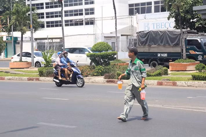 Người dân bổ sung nước mát để giải nhiệt cho cơ thể