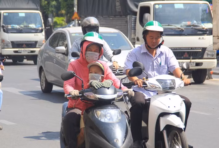 Theo Đài khí tượng Thủy văn khu vực Nam Bộ, từ hôm nay (28/3) áp thấp nóng phía tây bị nén về phía nam do tác động của một bộ phận không khí lạnh từ phía bắc di chuyển xuống. Áp cao cận nhiệt trên cao cũng dần suy yếu rút ra.