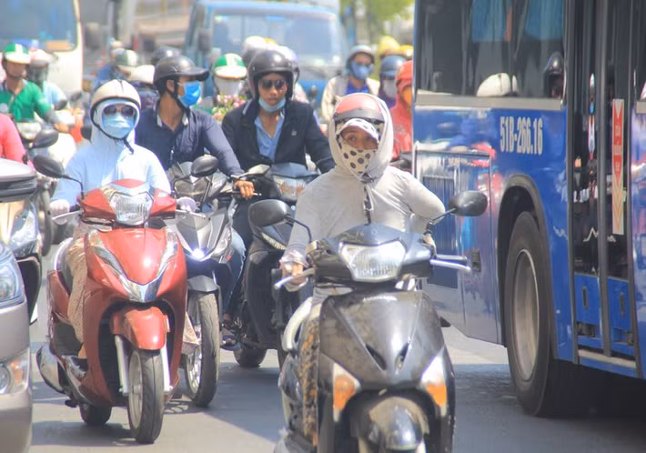 Hầu hết người đi đường phải che chắn kỹ lưỡng cơ thể để tránh sức nóng và tia cực tím