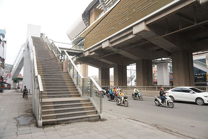 Lối dành cho người đi bộ nhưng để xe đạp.