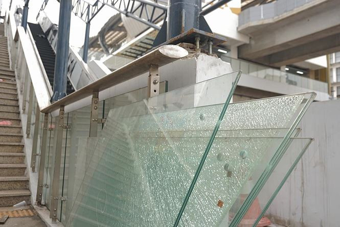 Nhiều tấm kính hành lang để ngổn ngang trên lối đi, một số tấm kính có dấu hiệu nứt vỡ.