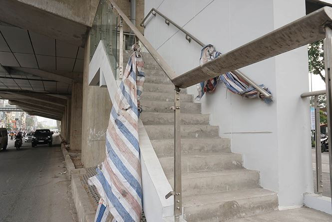 Bạt che chắn công trình rơi xuống làn đường xe lưu thông gây mất an toàn giao thông.