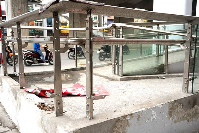Hành lang dẫn lên tuyến đường sắt vẫn thi công dở dang chưa được lắp kính an toàn.