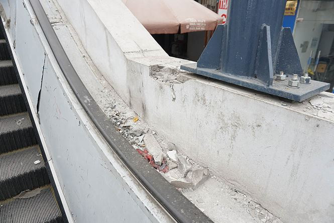 Ghi nhận của phóng viên, tại khu vực phía dưới thang cuốn nhà ga vành đai 3 chưa được dọn dẹp, thu dọn gọn gàng trước thông tin thí điểm chở khách tháng 4/2019.