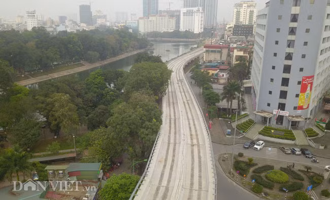 Dự kiến cuối tháng 3.2019, đường Trần Hưng Đạo sẽ được thí điểm rào chắn để chuẩn bị công trường thi công phần hộp ga S12; chiều dài đoạn rào chắn là 202 m, chiều rộng 18 m. Phần mặt đường còn lại rộng 5m, đủ cho các phương tiện lưu thông một chiều theo hướng Quán Sứ, Lê Duẩn.