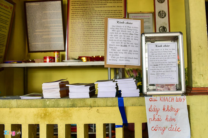 Trong các ban thờ và không gian trong chùa không đặt hòm công đức. Chùa cũng nghiêm cấm Phật tử đốt vàng mã, dâng cúng rượu thịt.