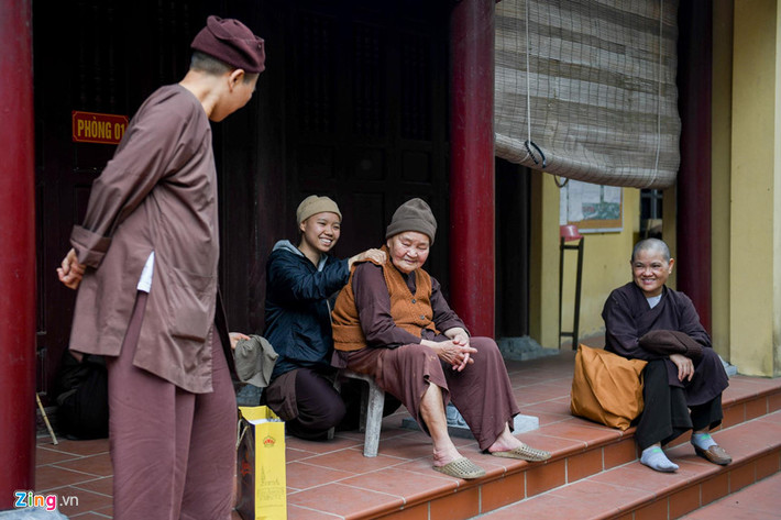 "Đời người có nhân quả, những gì mình có ở kiếp này là kết quả của kiếp trước. Nhưng biết để mình tu, trau dồi lại bản thân chứ không phải cúng mà để khỏi. Dù có cúng mà cái tâm mình vẫn tham lam, ích kỷ thì cũng không được", sư thầy Thích Đàm Chính cho biết.