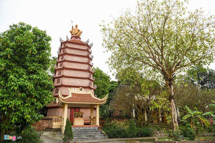 Không ồn ào, xô bồ, không hương khói nghi ngút hay mâm cao cỗ đầy, du khách thập phương đến với chùa Tiêu không chỉ được tìm hiểu về không gian lịch sử, trung tâm của Phật Giáo cổ xưa mà còn thấy tâm hồn an yên.