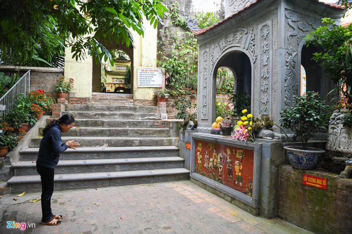 Du khách thập phương khi tới đây đều rất ấn tượng với câu chuyện về pho tượng táng của một nhà sư từng tu tại chùa và để lại nhục thân từ cách nay gần 300 năm.