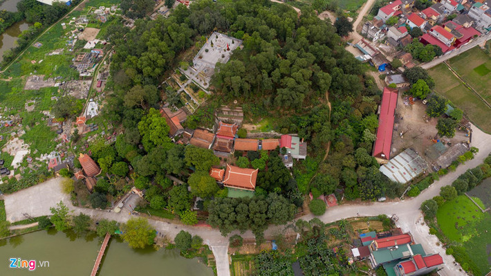 Chùa Tiêu tọa lạc trên lưng chừng núi thuộc xã Tương Giang, huyện Từ Sơn (Bắc Ninh), mặt hướng ra dòng sông Tiêu Tương, phong cảnh sơn thủy hữu tình.