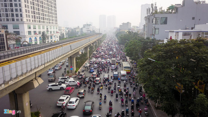 Giám đốc Sở GTVT Hà Nội Vũ Văn Viện vừa thông tin với một trong hai tuyến Lê Văn Lương hoặc Nguyễn Trãi có thể được chọn để thí điểm hạn chế xe máy. Ở hai tuyến này, người dân có thể sử dụng đường sắt đô thị Cát Linh - Hà Đông và hệ thống xe buýt.
