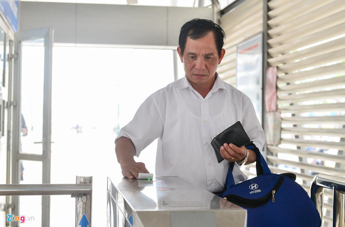 Ông Trịnh Xuân Tựa sống trên đường Lê Văn Lương cho biết mình thường xuyên sử dụng xe buýt nhanh để đi lại. Ông thấy mình đã có tuổi, tự lái xe thì nguy hiểm mà xe buýt cũng tiện và sạch sẽ. Tuy nhiên, ông lo lắng các con cái sẽ không thể làm như mình vì nhu cầu đi lại phức tạp hơn mà xe buýt lại chưa phủ sóng đến khắp các ngõ ngách.