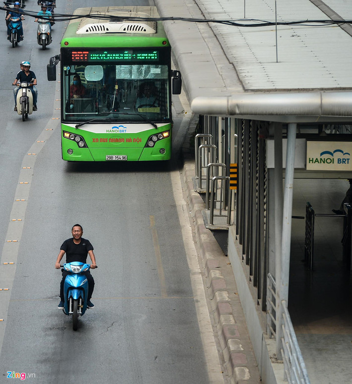 Đường Lê Văn Lương có làn riêng cho xe buýt nhanh BRT nhưng xe máy, ôtô thường đi vào khiến xe buýt không thể đi đúng tốc độ.