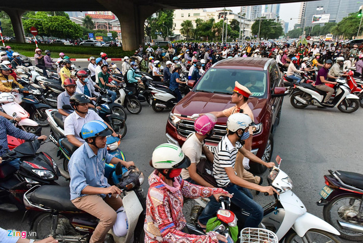 Do mặt đường nhỏ nên xe ôtô di chuyển khó khăn, phải qua 2 đến 3 nhịp đèn mới có thể đi qua các điểm giao cắt. Đôi khi, một chiếc ôtô lỡ nhịp có thể bị bao vây bởi hàng trăm xe máy.