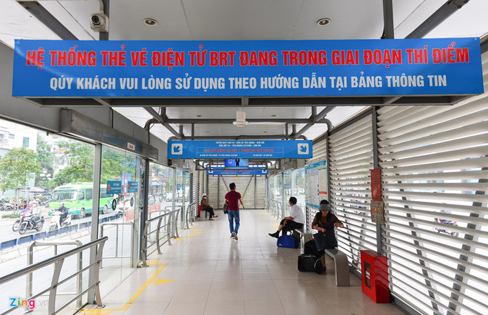 Hiện số người sử dụng xe buýt nhanh vẫn còn thấp. Nhà chờ rộng rãi nhưng thường xuyên chỉ có vài người ngồi.