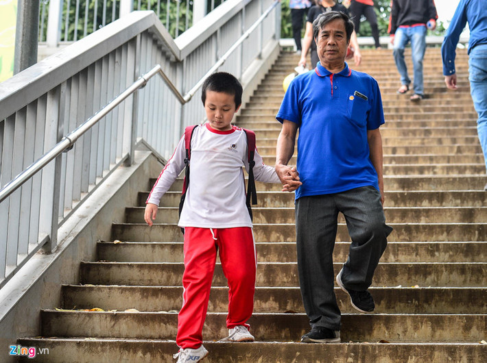 Ông Đoàn Kiên sống tại đường Nguyễn Trãi bày tỏ Nhà nước không mua xe máy cho tôi, tại sao lại cấm tôi sử dụng phương tiện của mình. "Nhà tôi ở đây, nếu có cấm thì vẫn phải có làn đường nội bộ cho dân sử dụng", ông nói.