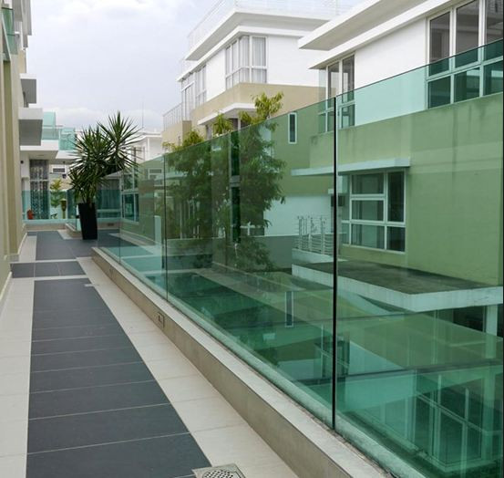 Lan can ban công kính âm sàn phù hợp với nhiều loại công trình hiện đại, từ trung tâm thương mại đến nhà ở, khách sạn, nhà hàng… Ảnh: Xaydungnamphong.