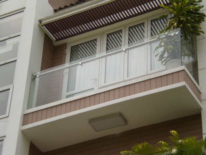Mặc dù đẹp nhưng lan can kính âm sàn lại đòi hỏi sự thi công cầu kỳ. Ảnh: Cuanhomgiare.