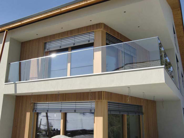 Lan can ban công kính âm sàn là dạng lan can với kính được chôn sâu vào sàn bê tông. Ảnh: Tintucnoithat.