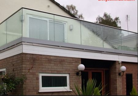 Lan can ban công kính âm sàn được sử dụng rất phổ biến ở nước ngoài. Ảnh: Anngocwindow.