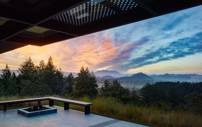 Ngôi nhà có đầy đủ các phòng chức năng như phòng khách, phòng bếp, phòng tắm, phòng giặt, phòng ngủ và nhà để xe với sức chứa 2 chiếc ô tô.