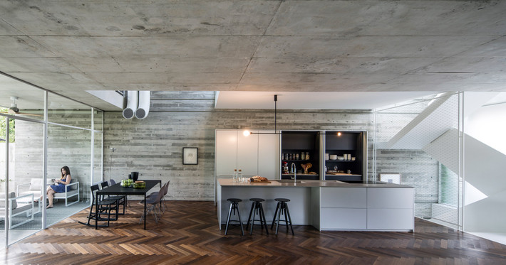 Phòng bếp và phòng ăn khá rộng và thoáng.