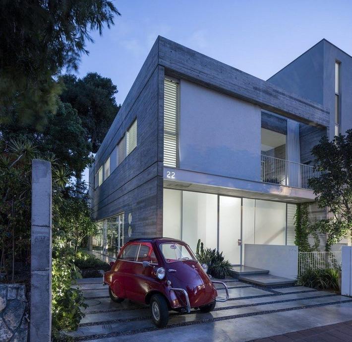 Suspended Patio House được xây dựng bằng bê tông, có hình khối hộp 3 tầng.