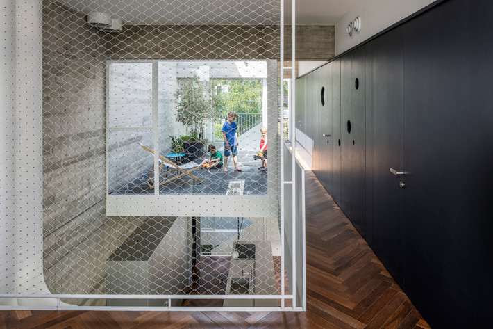 Những tấm lưới được lắp đặt để đảm bảo sự an toàn cho trẻ nhỏ.