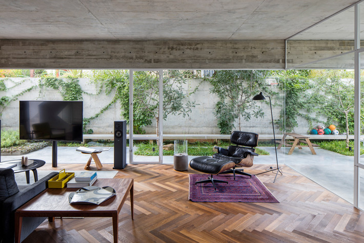 Những chiếc cửa kính từ sàn đến trần xóa nhòa ranh giới bên trong và bên ngoài ngôi nhà, đồng thời cho phép gia nhà ngắm nhìn khu vực sân vườn được trồng những loài cây bản địa của Israel.