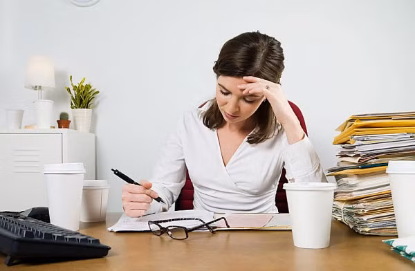 Ít vận động. Những người ít vận động, ngồi nhiều cũng rất dễ bị thâm ở vòng 3. Nguyên nhân bởi quá trình ngồi cần sự nâng đỡ của hệ xương khớp, dồn lực vào mông. Sự chèn ép lâu dễ làm tăng lượng hắc tố tại chỗ, khiến da thô ráp, lớp sừng dày lên và xuất hiện các vết sạm đen. (Ảnh: Sohu, minh họa)