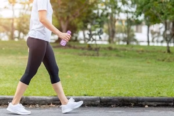 Đi bộ thường xuyên. Nếu không có thời gian đến các phòng tập, chị em thực hiện các bài tập đơn giản như đi bộ 30 phút, đứng kiễng chân 1-2 phút... cũng có thể nhận được lợi ích sức khỏe. Những động tác này giúp cải thiện tốc độ lưu thông máu, ngăn ngừa tình trạng tắc nghẽn mạch máu hiệu quả.