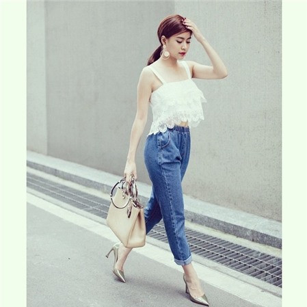 Hoàng Thùy Linh xinh xắn với kiểu áo crop-top hai dây chất liệu ren mát mẻ kết hợp cùng quần baggy chun. Ảnh: tinbaihay.