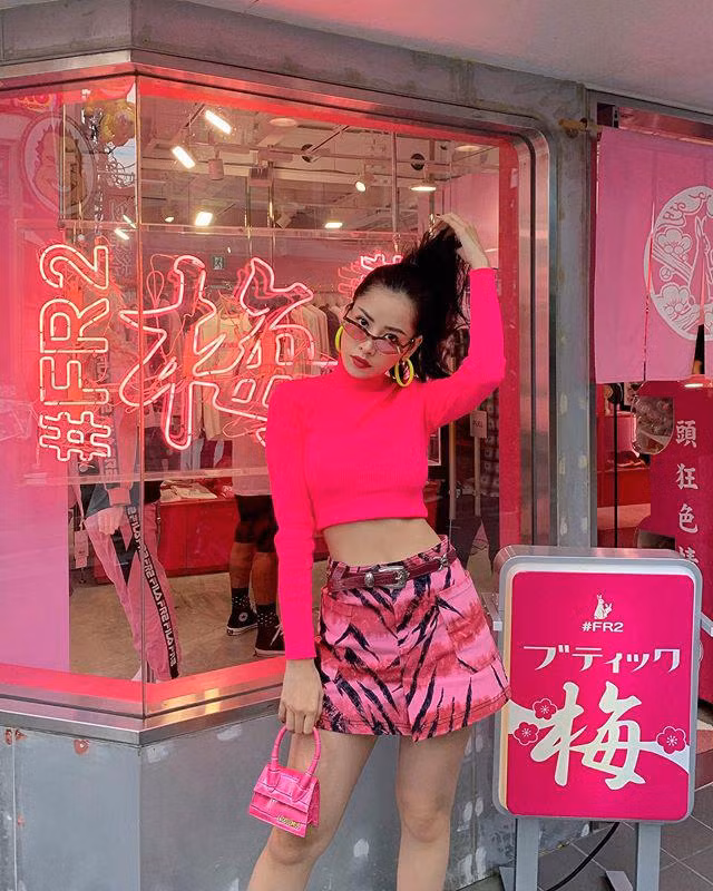 Nhìn Chi Pu liên tục lên đồ hồng mới thấy được cô có niềm đam mê bất tận với màu thường bị gắn mắc sến sẩm này. Với sự tinh tế trong xử lý trang phục, bộ đồ hồng trở nên vô cùng thời thượng.