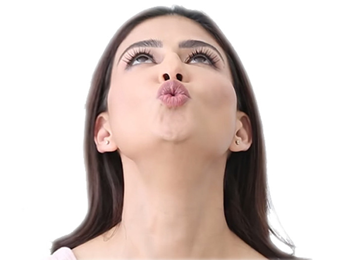 Một mẹo giảm mỡ mặt là bạn tập huýt sáo với tư thế ngồi thẳng lưng và xuôi vai, nhìn lên một chút rồi bắt đầu thực hành huýt sáo trong 10 - 20 giây, lặp lại 10 lần.