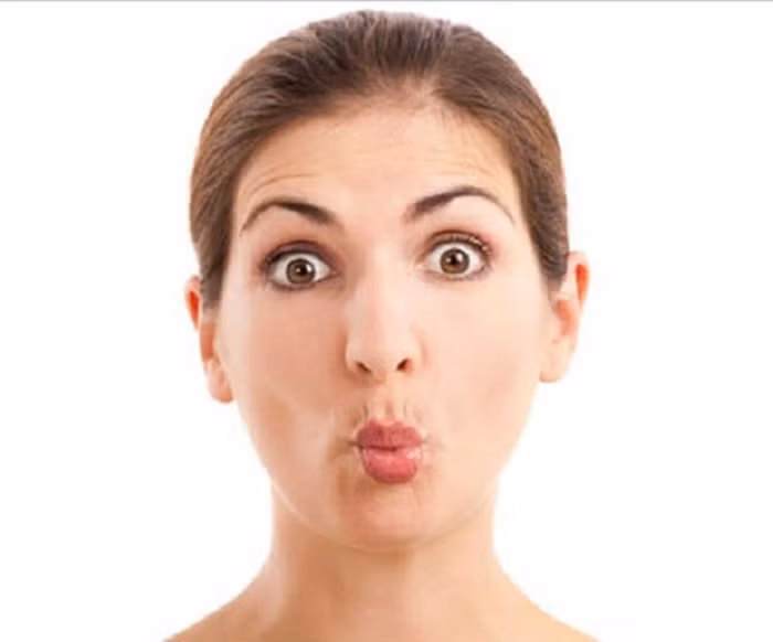 Bạn có thể tập yoga cho mặt bằng cách dùng miệng hít hơi sâu sau đó hóp miệng rồi phồng má lên. Lặp lại động tác này khoảng 12 nhịp/lần, ban đầu có thể sẽ mỏi, nhưng kiên trì thực hiện trong 1 tuần sẽ thấy sự thay đổi.