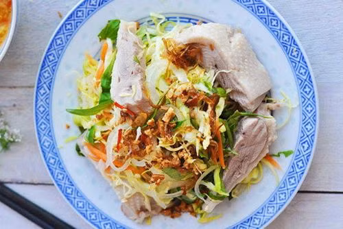 Bên cạnh đó, món gỏi vịt cũng là món khai vị chống ngán hoàn hảo trong mâm cỗ Tết. Ảnh: thucthan.