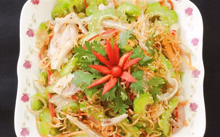 Với những ai là fan của mướp đắng thì hãy bổ sung ngay món gỏi mướp đắng tai heo vào thực đơn ngày Tết của mình. Ảnh: cooky.