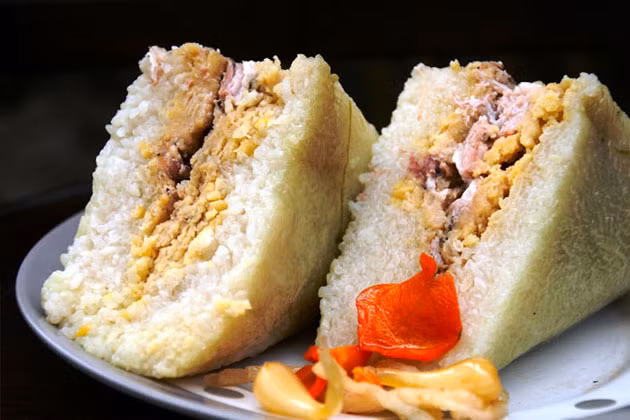 Bánh chưng được làm từ những nguyên liệu giàu năng lượng như gạo nếp, đậu xanh, thịt mỡ. Vì vậy mà bạn không nên ăn bánh chưng vào buổi tối để tránh tình trạng khó tiêu, đầy bụng. Ảnh: baodansinh.