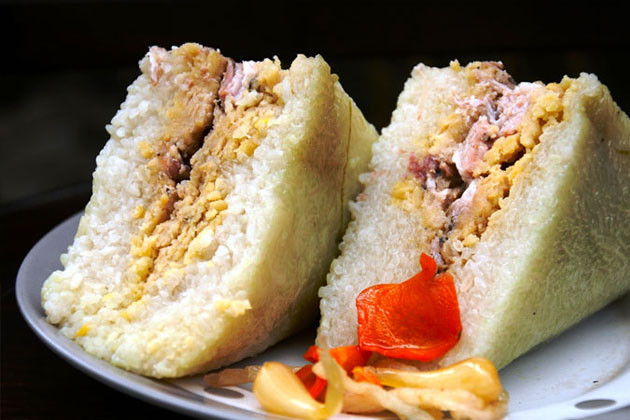 Bánh chưng được làm từ những nguyên liệu giàu năng lượng như gạo nếp, đậu xanh, thịt mỡ. Vì vậy mà bạn không nên ăn bánh chưng vào buổi tối để tránh tình trạng khó tiêu, đầy bụng. Ảnh: baodansinh.