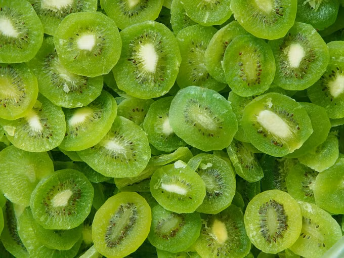 Mứt kiwi có vị chua ngọt thanh dịu và màu xanh tự nhiên bắt mắt. Ảnh: dktcdn.