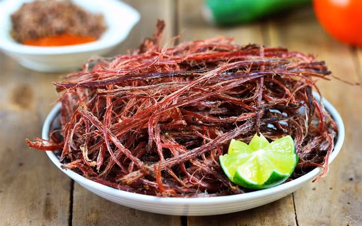 Thịt trâu gác bếp là đặc sản của người Thái Đen vùng Tây Bắc. Với hương vị thơm ngon “khó cưỡng”, món ăn chơi này đã “xuống núi” và nhanh chóng trở thành món ăn chơi số 1 của người dân thủ đô. Ảnh: cooky.