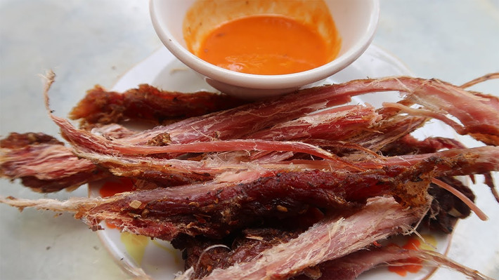 Cách làm thịt lợn gác bếp cũng hao hao như cách làm thịt trâu gác bếp nhưng vẫn có cái ngon riêng không thể lẫn được. Ảnh: ytimg.