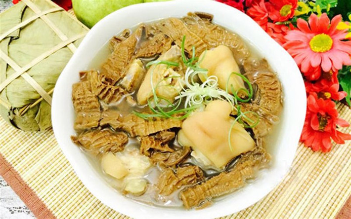 Canh măng nấu móng giò cũng là món ăn không thể thiếu trong mâm cỗ ngày cuối năm. Ảnh: cooky.