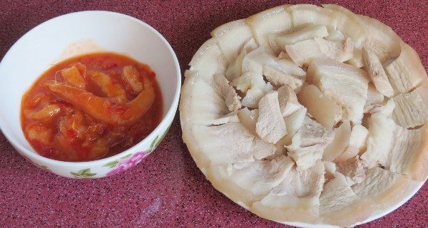 Bên cạnh đó, ở nhiều vùng miền, mâm cỗ tất niên còn phải có một đĩa thịt lợn. Ảnh: amthuc24.