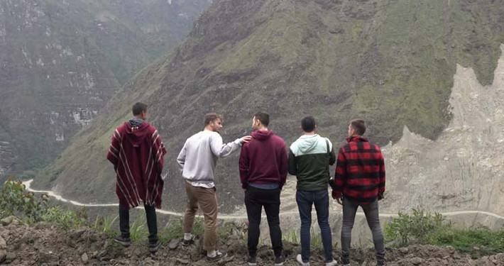 Những người dẫn chương trình của kênh YouTube có tên “Yes Theory”, gồm Thomas Brag, Ammar Kandil và Matt Dajer đã đi đến con đường nguy hiểm nhất trên thế giới, “Con đường tử thần”. Con đường này ở Bolivia nổi tiếng với những người thích cảm giác mạnh vì độ nguy hiểm của nó. Nhóm chỉ ra cách họ đã lái xe trên con đường đầy rủi ro nơi có 300 người chết mỗi năm.