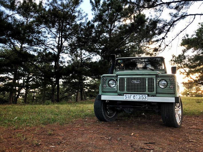 Mẫu xe dã ngoại tiếp theo của Đinh Tiến Đạt là Land Rover Defender phiên bản đặc biệt Heritage Edition HUE 166.
